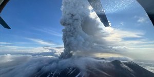 Piloto infarta em voo sobre vulcão, salva turistas e morre