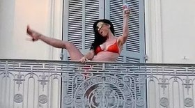 Katy Perry posa de biquíni e salto; veja o vídeo