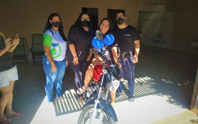 Via Certa Cursos Mirassol premia aluna com moto 0 km Via Certa Cursos Mirassol premia aluna com moto 0 km