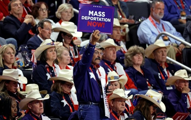 Apoiador de Donald Trump agita um cartaz durante a convenção do Partido Republicano em Milwaukee, Estados Unidos, em 17 de julho de 2024