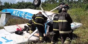 Avião de treino cai em Manaus e mata dois; veja como aconteceu