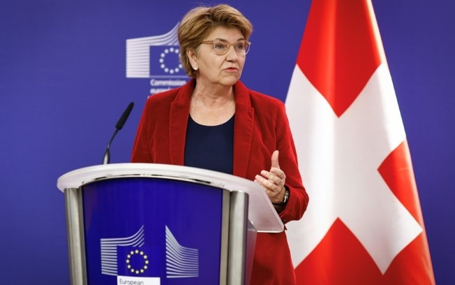 A presidente da Suíça, Viola Amherd, em discurso durante uma coletiva de imprensa conjunta com o presidente da Comissão Europeia na sede da UE, em Bruxelas, em 18 de março de 2024
