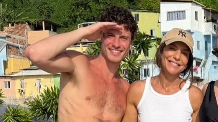 Shawn Mendes posa com Ivete Sangalo durante viagem por Salvador