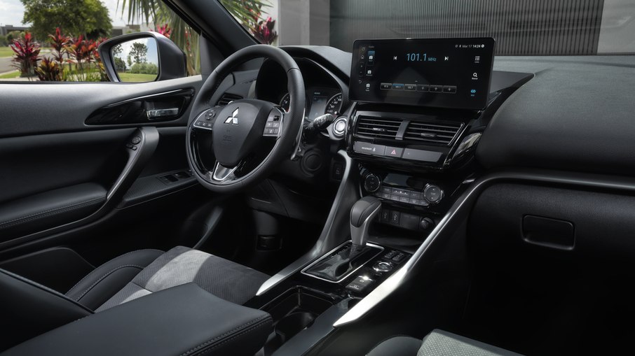 Mitsubishi Eclipse Cross 2027 combina painel digital, central multimídia e acabamento premium nas versões mais completas