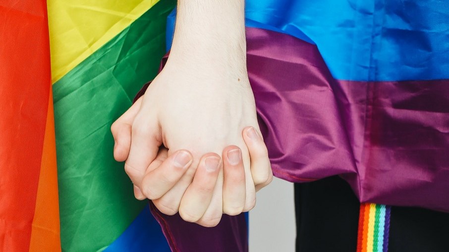 Público LGBTQIAP+ se tornou alvo de perseguição, estigma e preconceito devido à infecção
