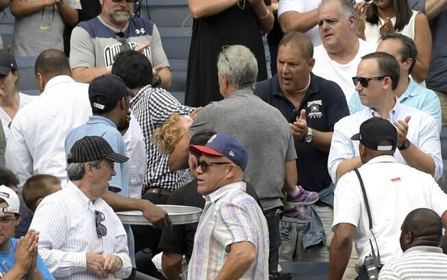 Garota é retirada do estádio do Yankees após bolada