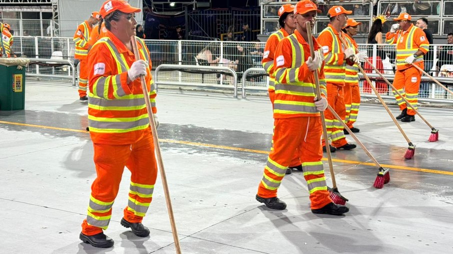 Garis fazem a limpeza da avenida no Sambódromo do Anhembi