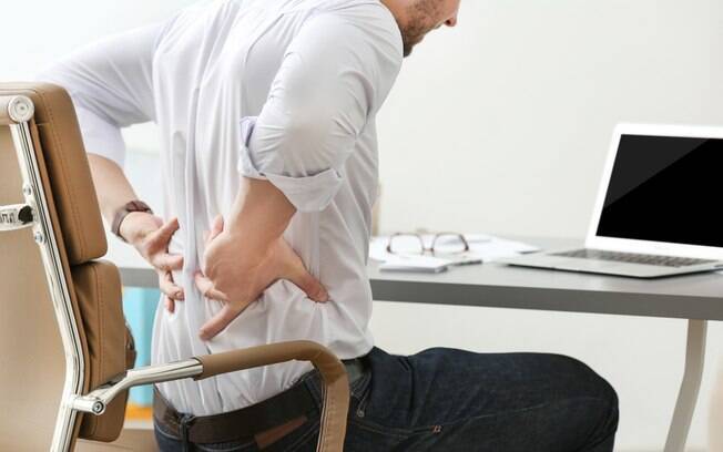 A dor nas costas é um problema que, segundo dados da Organização Mundial de Saúde,  afeta 80% da população mundial