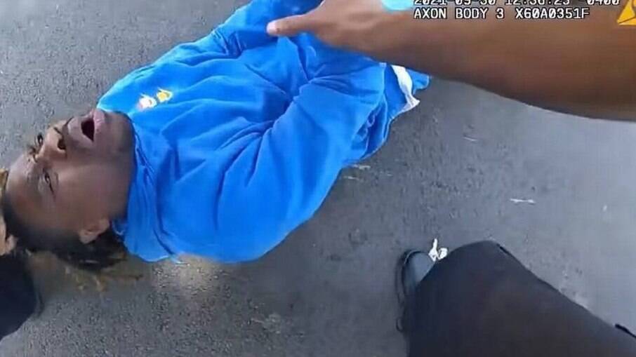 Policiais norte-americanos retiram homem negro paraplégico de carro pelo cabelo