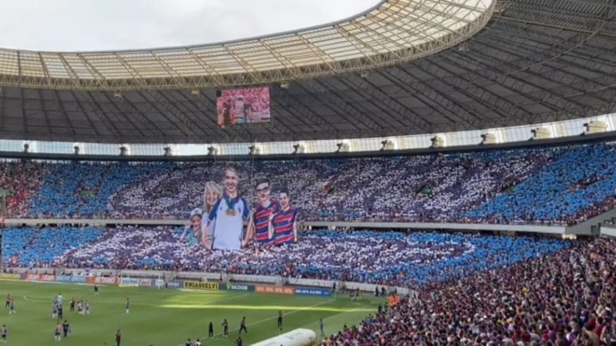 Torcida do Fortaleza fez mosaico para homenagear Vojvoda, que leva o time à Libertadores pela segunda vez seguida