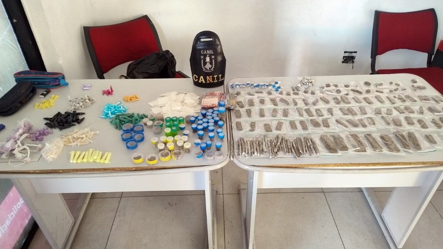Foram apreendidos 1,05 kg de drogas em 319 embalagens contendo cocaína e 283 com maconha, além de 76 reais em dinheiro. Foram apreendidos 1,05 kg de drogas em 319 embalagens contendo cocaína e 283 com maconha, além de 76 reais em dinheiro.