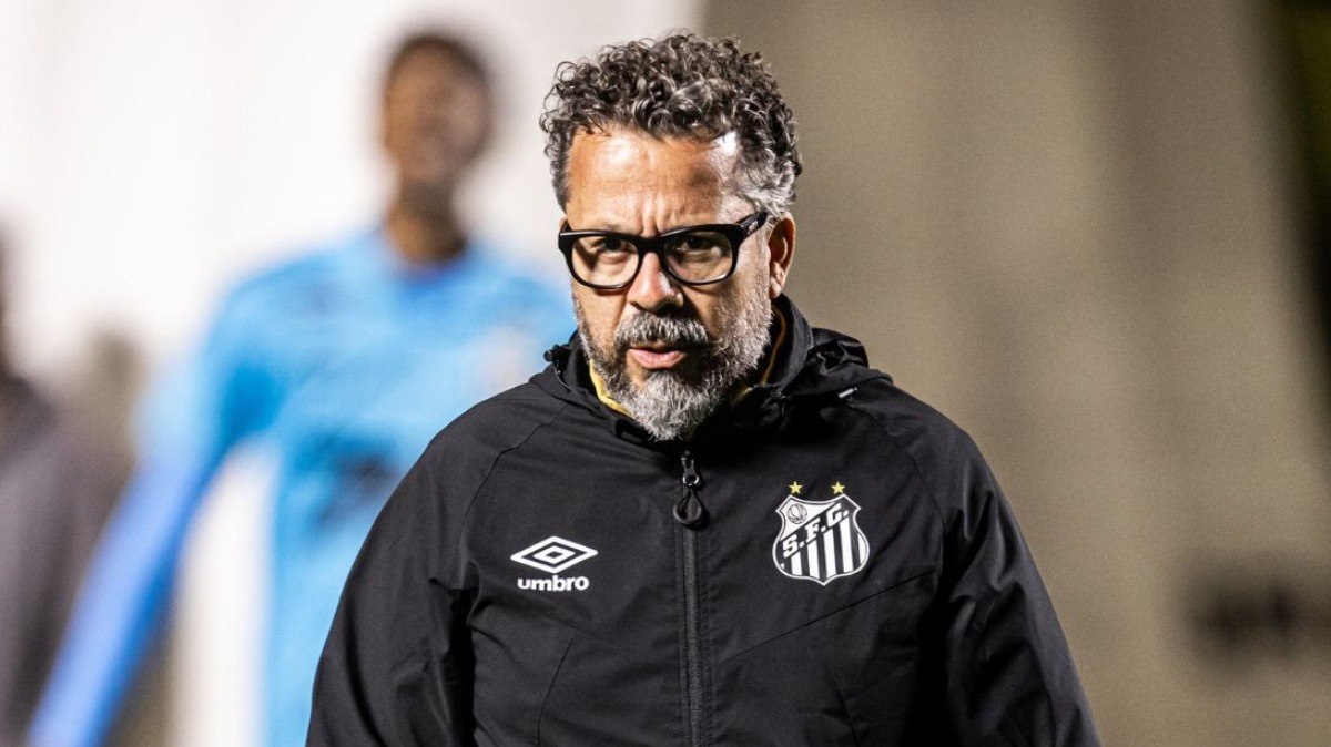 Cl%C3%A9ber%20Xavier%20n%C3%A3o%20resiste%20%C3%A0%20goleada%20e%20%C3%A9%20demitido%20do%20Santos