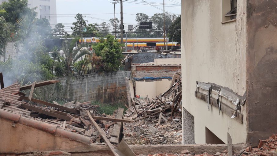 Quintal de residência destruída pela explosão Quintal de residência destruída pela explosão