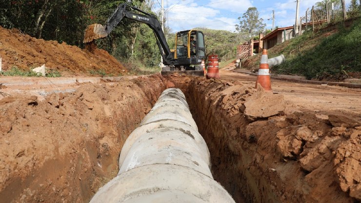 Obras de drenagem na Rua Adil, em Louveira, são iniciadas