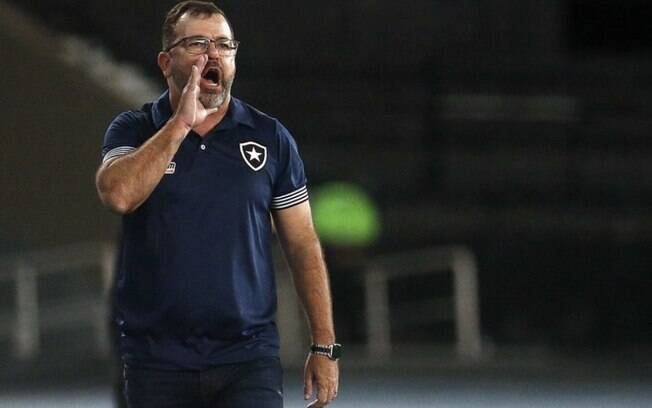 Enderson Moreira analisa estreia do Botafogo na temporada: ‘Tem muita coisa pra ajustar’