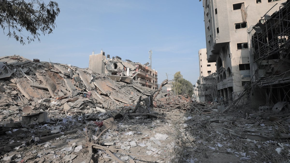 Prédio destruído por bombardeiros na Faixa de Gaza