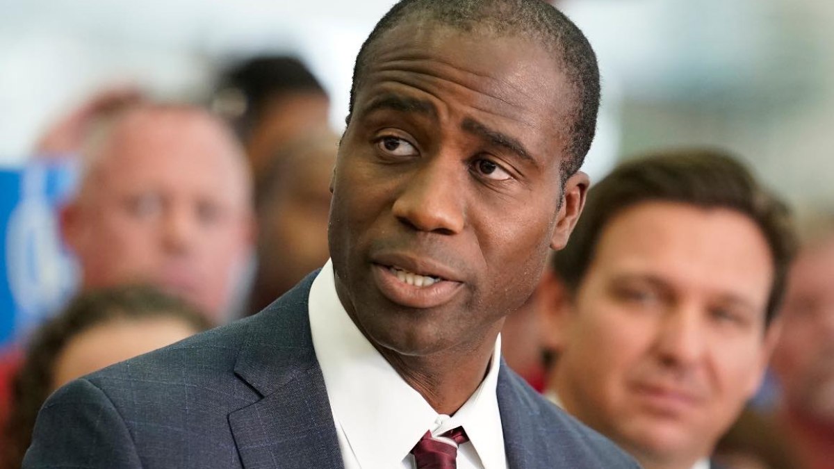 Para o cirurgião-geral do estado, Joseph Ladapo: 'atuais exigências em escolas é uma intrusão imoral nos direitos das pessoas'