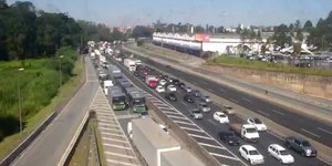 Carreta pega fogo e gera congestionamento na Anhanguera