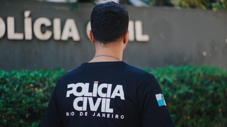 A Polícia Civil segue em busca do pai, considerado foragido A Polícia Civil segue em busca do pai, considerado foragido