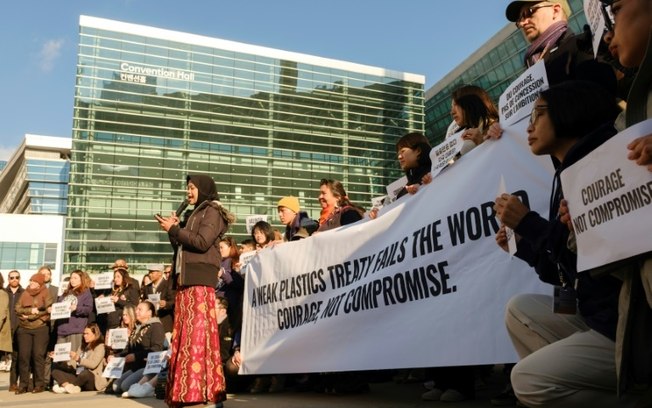 Ambientalistas manifestam-se em frente ao centro de convenções de Busan, em 29 de novembro de 2024