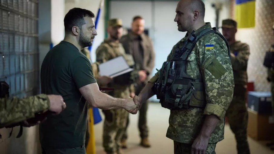 O presidente da Ucrânia, Volodymyr Zelensky, cumprimenta um soldado do país que atua na frente Leste