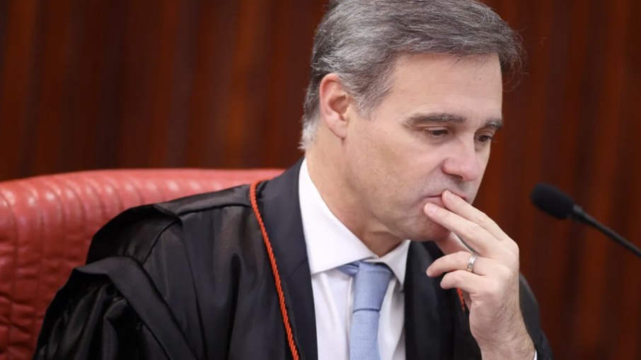 Ao perceber que seria voto vencido na sessão do plenário virtual do TSE, o ministro André Mendonça agiu rápido; suspendeu o julgamento e conseguiu manter a censura que impôs ao vídeo da campanha de Lula com críticas à política fiscal pretendida por seu adversário Flávio Bolsonaro Ao perceber que seria voto vencido na sessão do plenário virtual do TSE, o ministro André Mendonça agiu rápido; suspendeu o julgamento e conseguiu manter a censura que impôs ao vídeo da campanha de Lula com críticas à política fiscal pretendida por seu adversário Flávio Bolsonaro