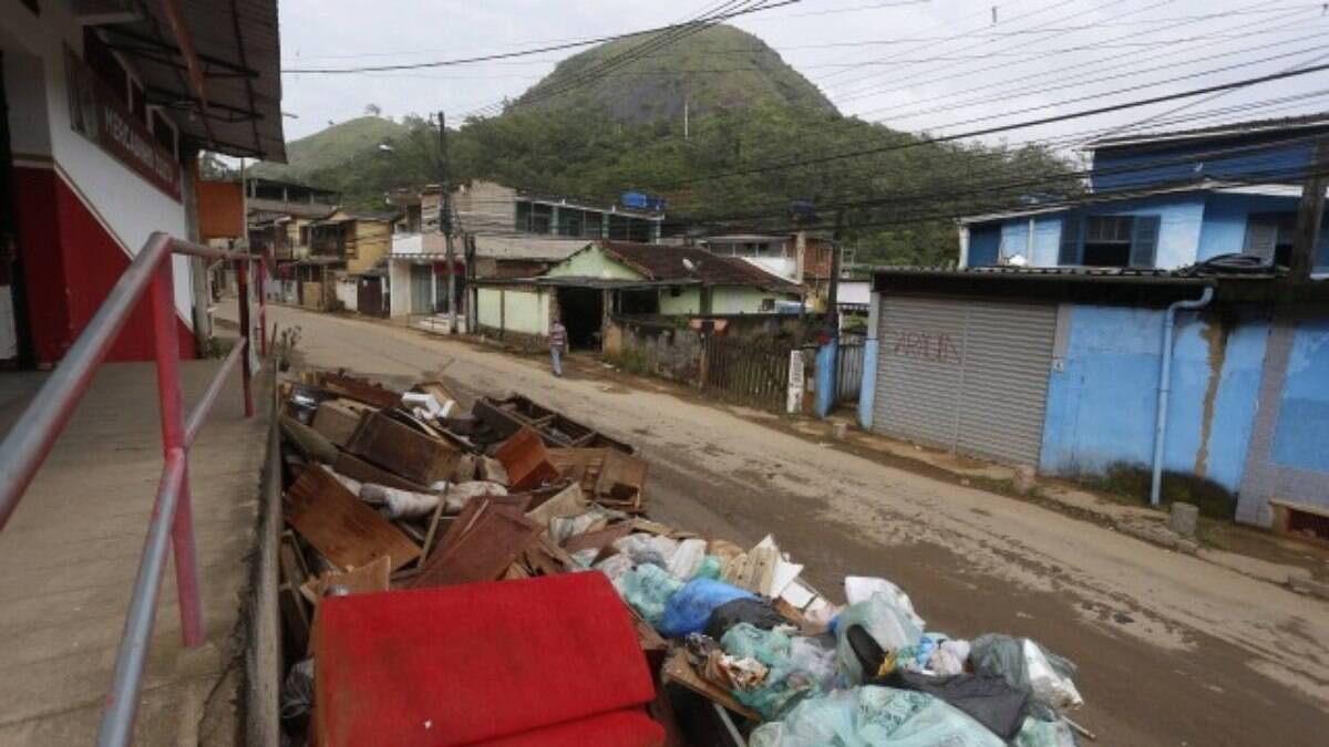 Lixo espalhado pelas ruas do subdistrito de Corrêas, em Petrópolis 