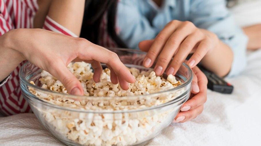 Pipoqueiras podem preparar pipocas perfeitas para sessões de cinema em casa Pipoqueiras podem preparar pipocas perfeitas para sessões de cinema em casa