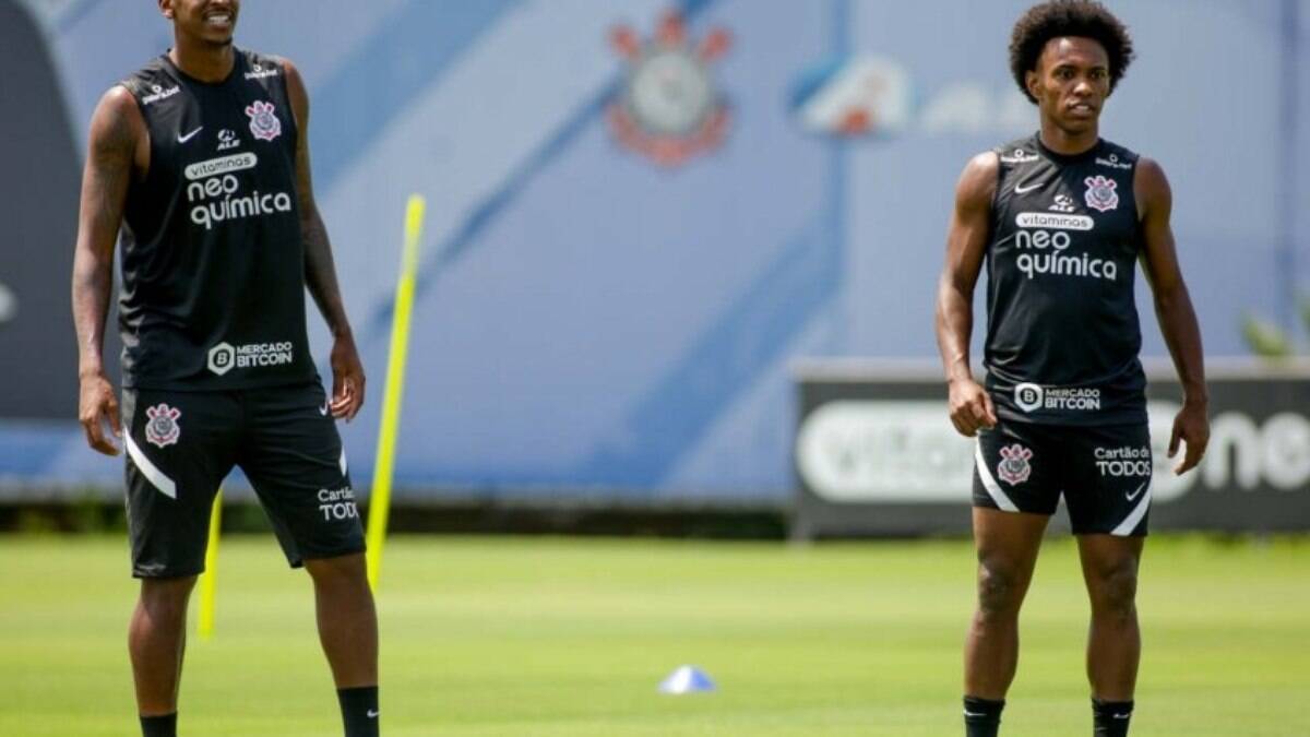 Jô retorna parcialmente ao treino do Corinthians, que segue de olho no Red Bull Bragantino