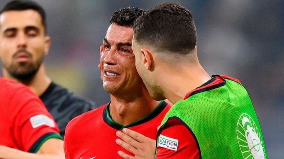 Cristiano Ronaldo chorou após perder o pênalti na prorrogação de Portugal x Eslovênia