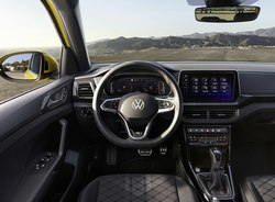 Novo VW T-Cross é flagrado em testes e terá multimídia flutuante
