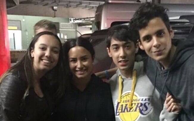 Demi Lovato chegou ao Brasil e tirou fotos com fãs no aeroporto de Guarulhos