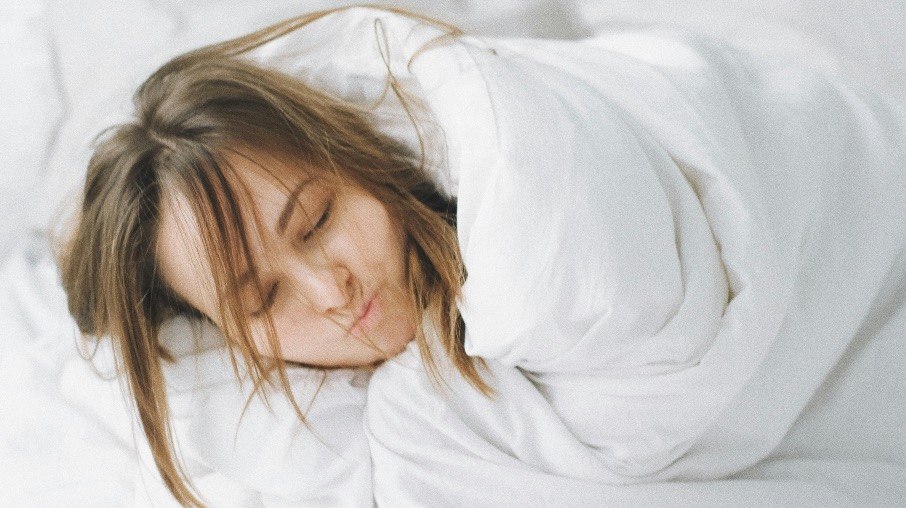 Segundo especialistas, dormir de coberta é um comportamento fisiológico emocional que ativa a sensação de segurança