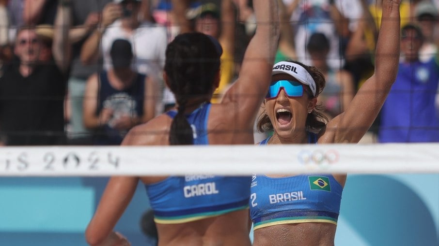 Carol e Bárbara avançaram às oitavas do vôlei de praia em Paris