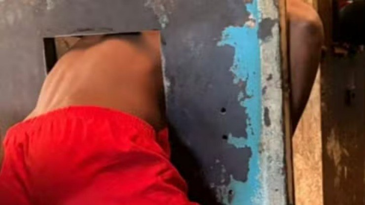 Detento é resgatado após ficar preso em portinhola de cela