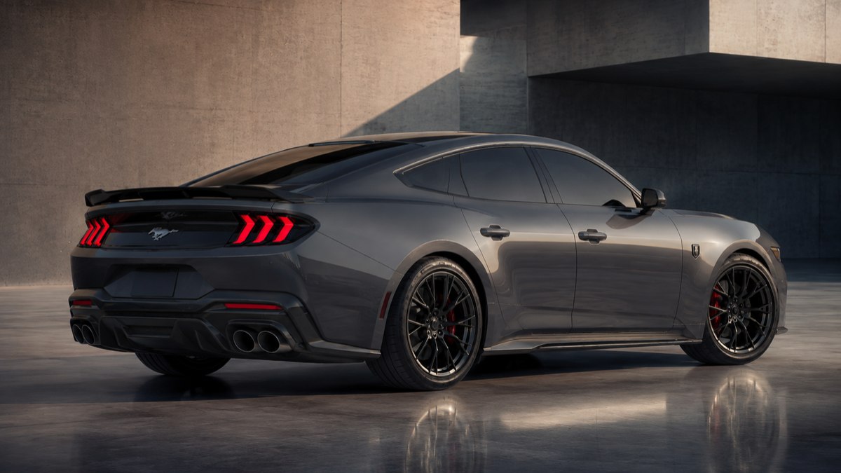 Projeção imagina como poderia ser o futuro Ford Mustang de quatro portas, projeto que pode adotar motorização V8 híbrida.