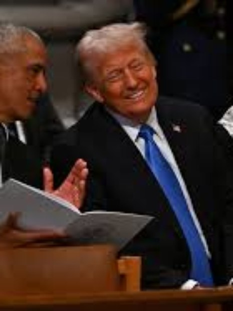 Obama e Trump sorrindo no Velório de Carter