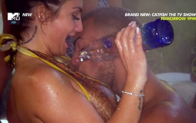 Os dois fizeram a temperatura subir quando a gata tomou banho de vodca com o rapaz a lambendo