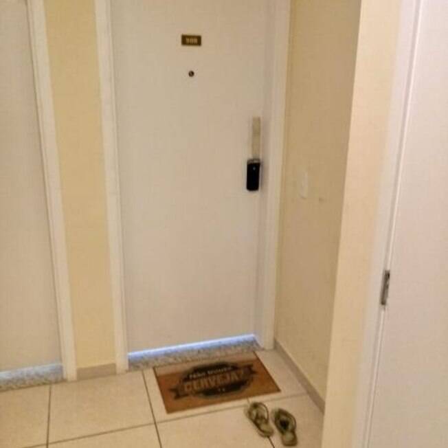 Prisão domiciliar de Queiroz e esposa tem mensagem 'Não trouxe cerveja?' na porta