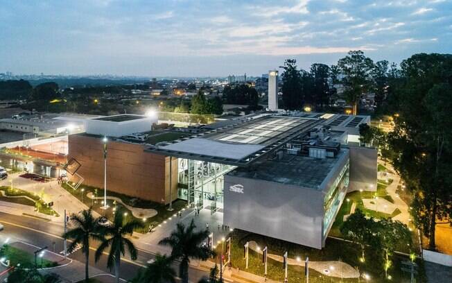 A construção do Sesc Guarulhos comporta uma estação de tratamento de esgoto e placas solares para aquecimento da água da piscina