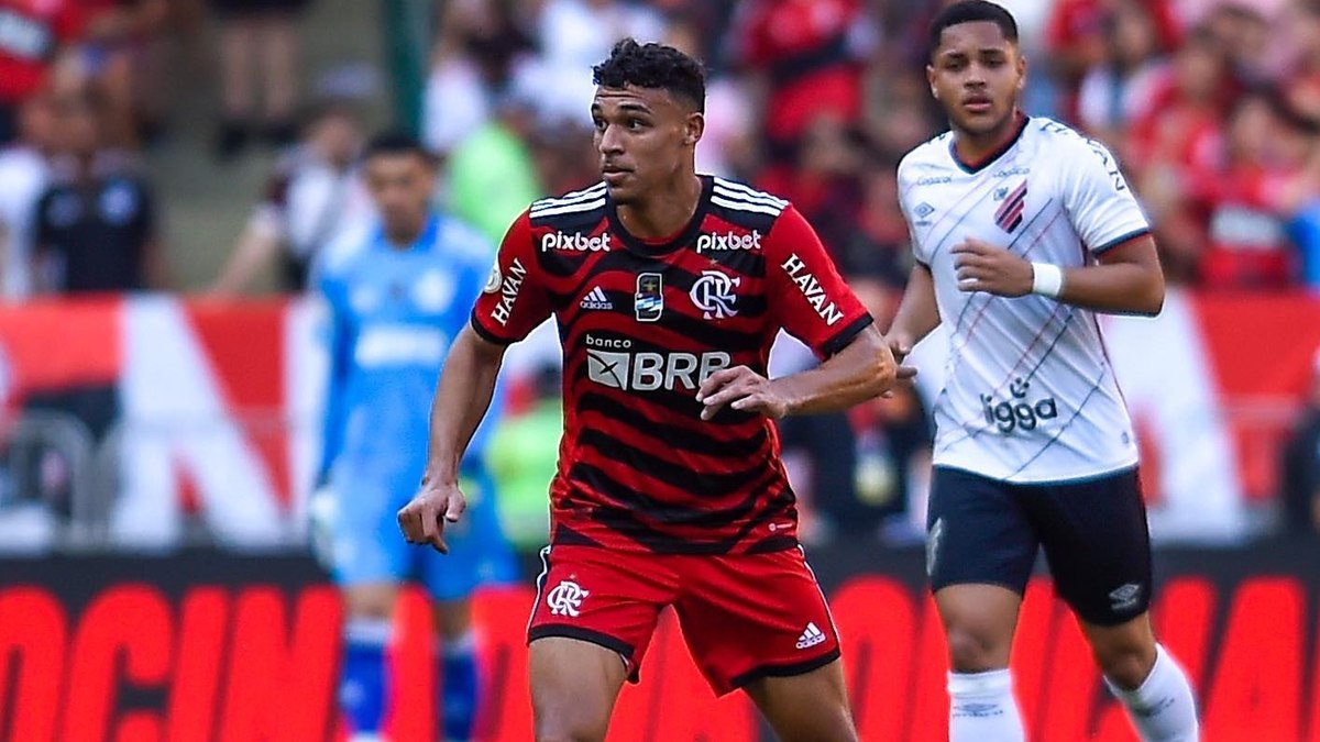 Victor Hugo tem contrato com o Flamengo até 2027