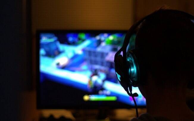 Games e streaming: médica faz alerta para que pais evitem que os filhos troquem o dia pela noite