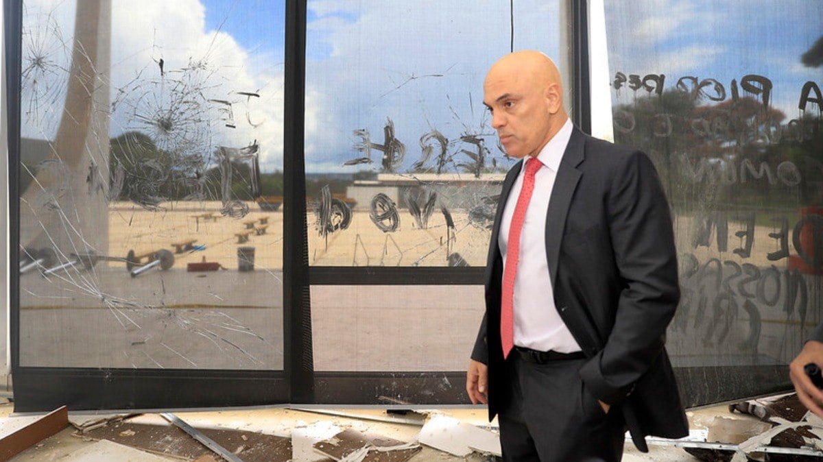 Ministro Alexandre de Moraes avalia estragos após vandalismo no STF