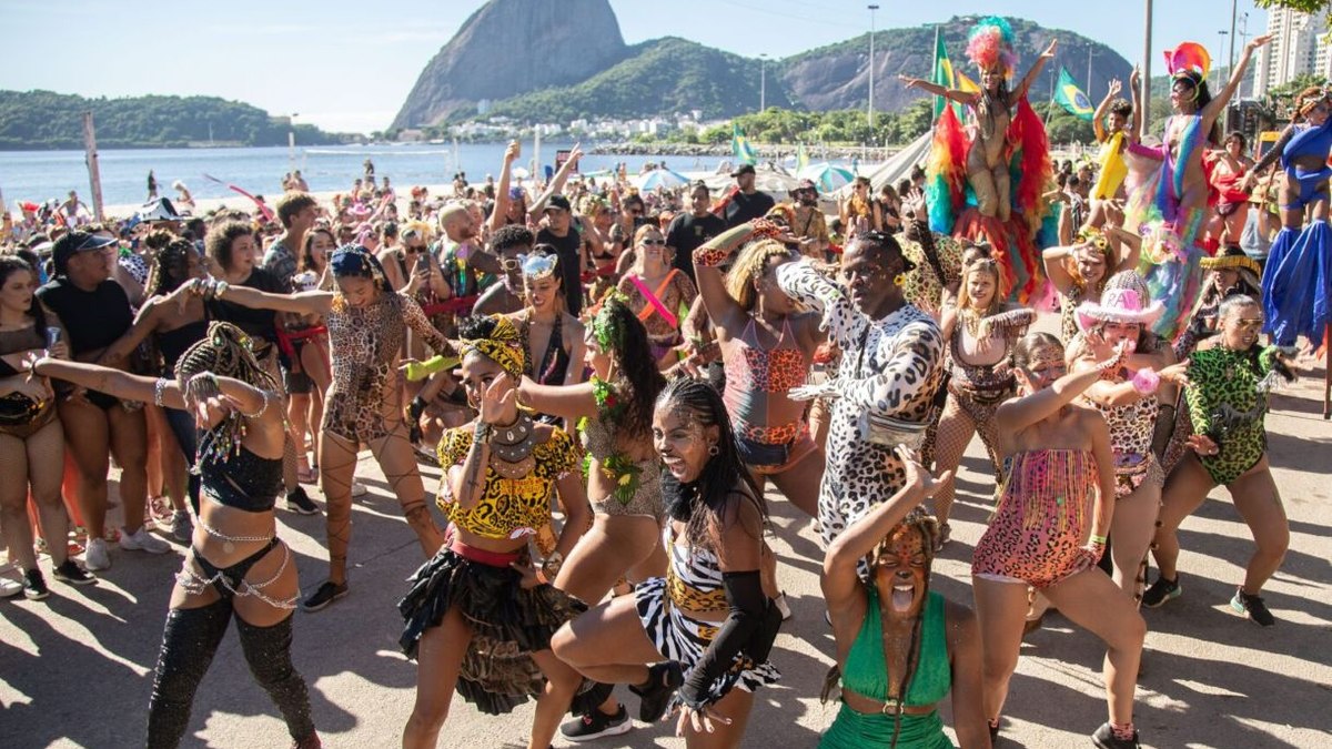 300
mil turistas estrangeiros entram no país durante o Carnaval