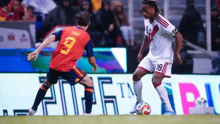 Carrillo atuou pela Seleção Peruana diante da Espanha