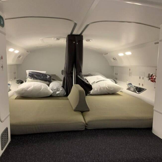 Durante o voo mais longo do mundo, os passageiros conheceram áreas restritas, como a cabine de descanso dos pilotos Camas na cabine de descanso dos pilotos do Boeing 787-9 Dreamliner