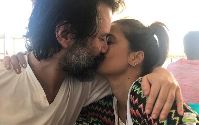 Emanuelle Araújo compartilha registro de momento romântico com o namorado, Guilherme Monteiro, e encerra boatos