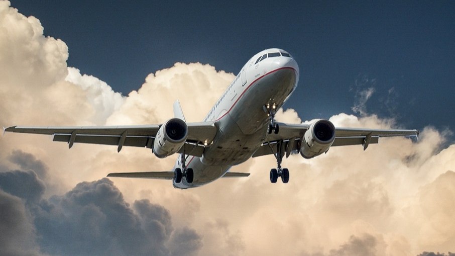 Homem que tentou abrir porta de avião que saía do Chipre para o Reino Unido estava aparentemente bêbado.