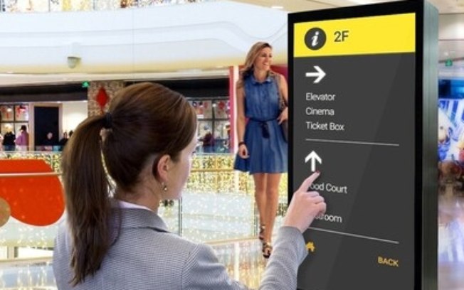 A LG ajuda a salvar o Natal dos compradores de última hora com displays que guiam e encantam