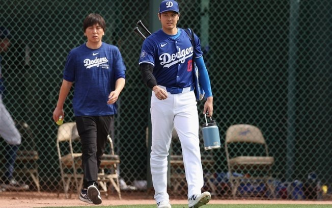 A estrela dos Dodgers Shohei Ohtani (direita) ao lado de seu ex-tradutor Ippei Mizuhara